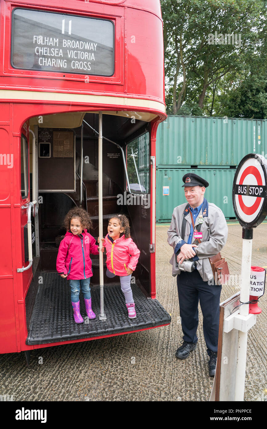 Jason Tandy, vêtu comme un conducteur de bus, à la London Transport Museum Depot, qui ouvre ses portes au public deux fois par année. Date de la photo : Samedi, 22 Septembre, 2018. Photo : Roger Garfield/Alamy Live News Banque D'Images