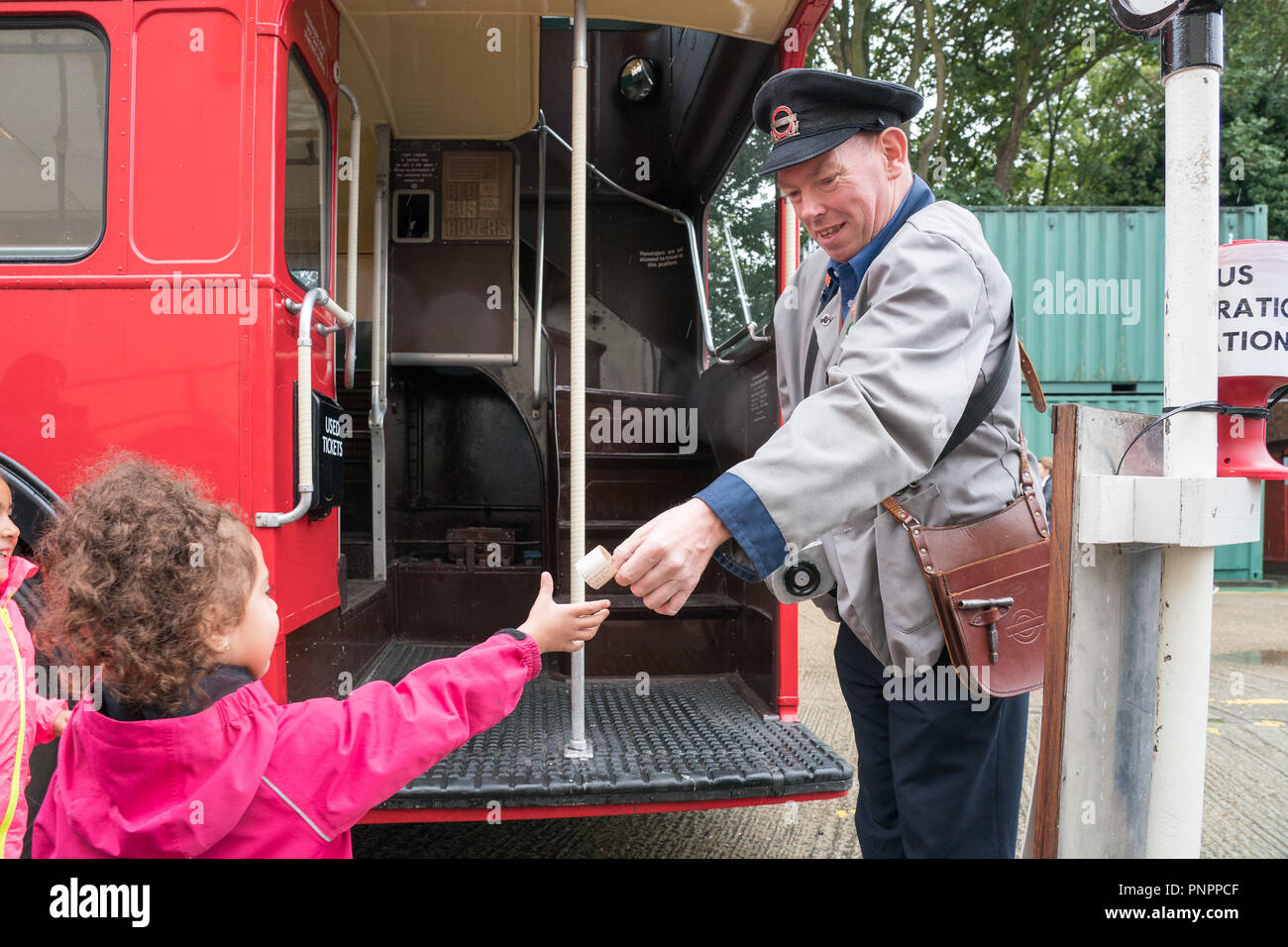 Jason Tandy, vêtu comme un conducteur de bus, donne un billet à la London Transport Museum Depot, qui ouvre ses portes au public deux fois par année. Date de la photo : Samedi, 22 Septembre, 2018. Photo : Roger Garfield/Alamy Live News Banque D'Images