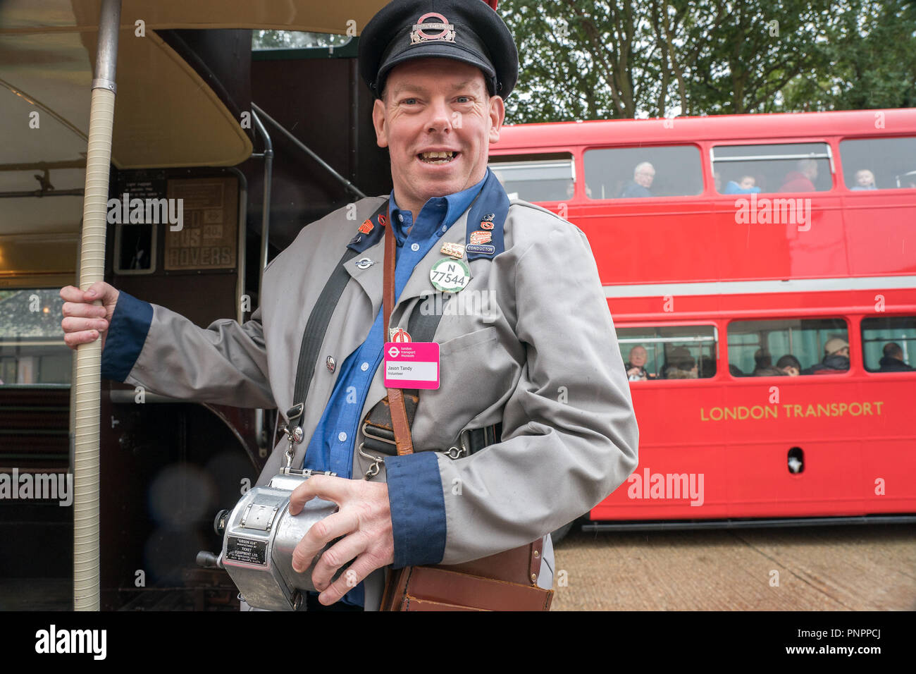 Jason Tandy, vêtu comme un conducteur de bus, à la London Transport Museum Depot, qui ouvre ses portes au public deux fois par année. Date de la photo : Samedi, 22 Septembre, 2018. Photo : Roger Garfield/Alamy Live News Banque D'Images