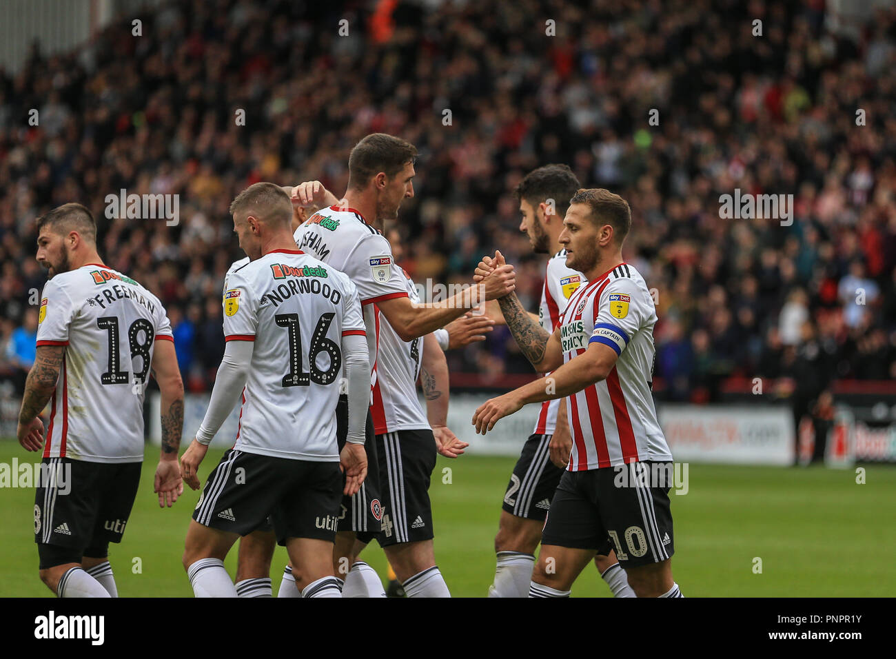 22 septembre 2018, Bramall Lane, Sheffield, Angleterre ; Sky Bet Championship Sheffield United v Preston North End ; Billy Sharp (10) de Sheffield United fête son but pour le rendre 1-0 Crédit : Mark Cosgrove/News Images EDITORIAL N'utilisez que pas d'utilisation non autorisée avec l'audio, vidéo, données, listes de luminaire, club ou la Ligue de logos ou services 'live'. En ligne De-match utilisation limitée à 45 images, aucune émulation. Aucune utilisation de pari, de jeux ou d'un club ou la ligue/dvd publications et toutes les images de la Ligue anglaise de football sont soumis à licence DataCo Banque D'Images