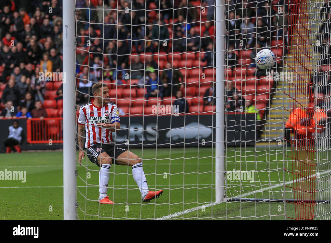 22 septembre 2018, Bramall Lane, Sheffield, Angleterre ; Sky Bet Championship Sheffield United v Preston North End ; Billy Sharp (10) de Sheffield United scores pour le rendre 1-0 Crédit : Mark Cosgrove/News Images EDITORIAL N'utilisez que pas d'utilisation non autorisée avec l'audio, vidéo, données, listes de luminaire, club ou la Ligue de logos ou services 'live'. En ligne De-match utilisation limitée à 45 images, aucune émulation. Aucune utilisation de pari, de jeux ou d'un club ou la ligue/dvd publications et toutes les images de la Ligue anglaise de football sont soumis à licence DataCo Banque D'Images
