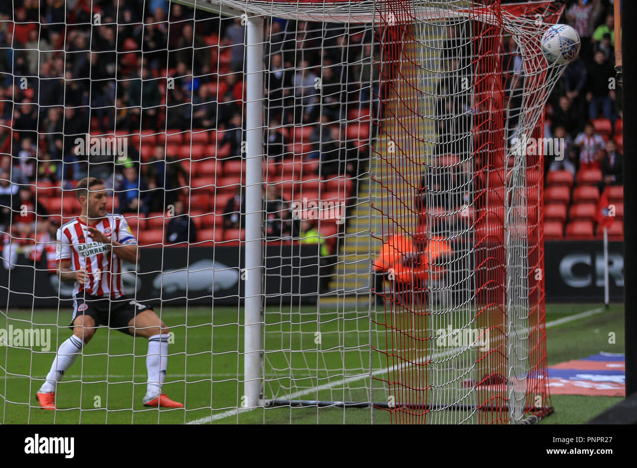 22 septembre 2018, Bramall Lane, Sheffield, Angleterre ; Sky Bet Championship Sheffield United v Preston North End ; Billy Sharp (10) de Sheffield United scores pour le rendre 1-0 Crédit : Mark Cosgrove/News Images EDITORIAL N'utilisez que pas d'utilisation non autorisée avec l'audio, vidéo, données, listes de luminaire, club ou la Ligue de logos ou services 'live'. En ligne De-match utilisation limitée à 45 images, aucune émulation. Aucune utilisation de pari, de jeux ou d'un club ou la ligue/dvd publications et toutes les images de la Ligue anglaise de football sont soumis à licence DataCo Banque D'Images