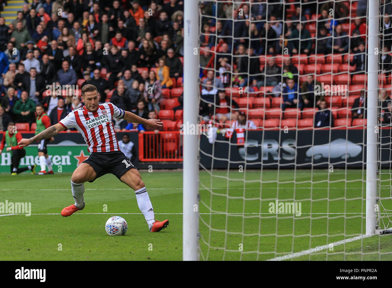 22 septembre 2018, Bramall Lane, Sheffield, Angleterre ; Sky Bet Championship Sheffield United v Preston North End ; Billy Sharp (10) de Sheffield United scores pour le rendre 1-0 Crédit : Mark Cosgrove/News Images EDITORIAL N'utilisez que pas d'utilisation non autorisée avec l'audio, vidéo, données, listes de luminaire, club ou la Ligue de logos ou services 'live'. En ligne De-match utilisation limitée à 45 images, aucune émulation. Aucune utilisation de pari, de jeux ou d'un club ou la ligue/dvd publications et toutes les images de la Ligue anglaise de football sont soumis à licence DataCo Banque D'Images