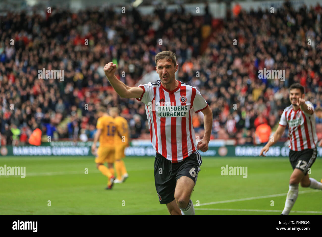 22 septembre 2018, Bramall Lane, Sheffield, Angleterre ; Sky Bet Championship Sheffield United v Preston North End ; Chris Basham (06) de Sheffield United fête son but pour le rendre 2-0 Crédit : Mark Cosgrove/News Images EDITORIAL N'utilisez que pas d'utilisation non autorisée avec l'audio, vidéo, données, listes de luminaire, club ou la Ligue de logos ou services 'live'. En ligne De-match utilisation limitée à 45 images, aucune émulation. Aucune utilisation de pari, de jeux ou d'un club ou la ligue/dvd publications et toutes les images de la Ligue anglaise de football sont soumis à licence DataCo Banque D'Images