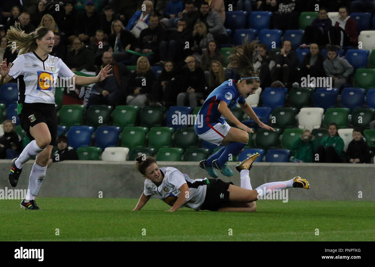 Windsor Road, Belfast, Irlande du Nord. 22 septembre 2018. Irlande électrique Women's Challenge Cup 2018 Finale. Glentoran FC femmes v Linfield Mesdames (bleu). L'action de ce soir pour la finale. Crédit : David Hunter/Alamy Live News. Banque D'Images