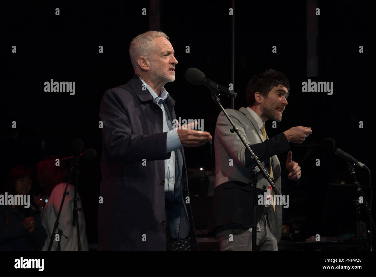 Liverpool, Royaume-Uni. 22 septembre 2018. Leader du travail donne Jeremy Corbyn un vibrant discours devant des foules immenses à la Pier Head avant rallye de la conférence du parti travailliste. Credit : Ken Biggs/Alamy Live News. Banque D'Images