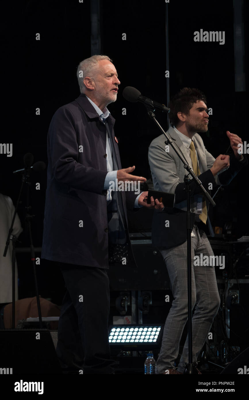 Liverpool, Royaume-Uni. 22 septembre 2018. Leader du travail donne Jeremy Corbyn un vibrant discours devant des foules immenses à la Pier Head avant rallye de la conférence du parti travailliste. Credit : Ken Biggs/Alamy Live News. Banque D'Images