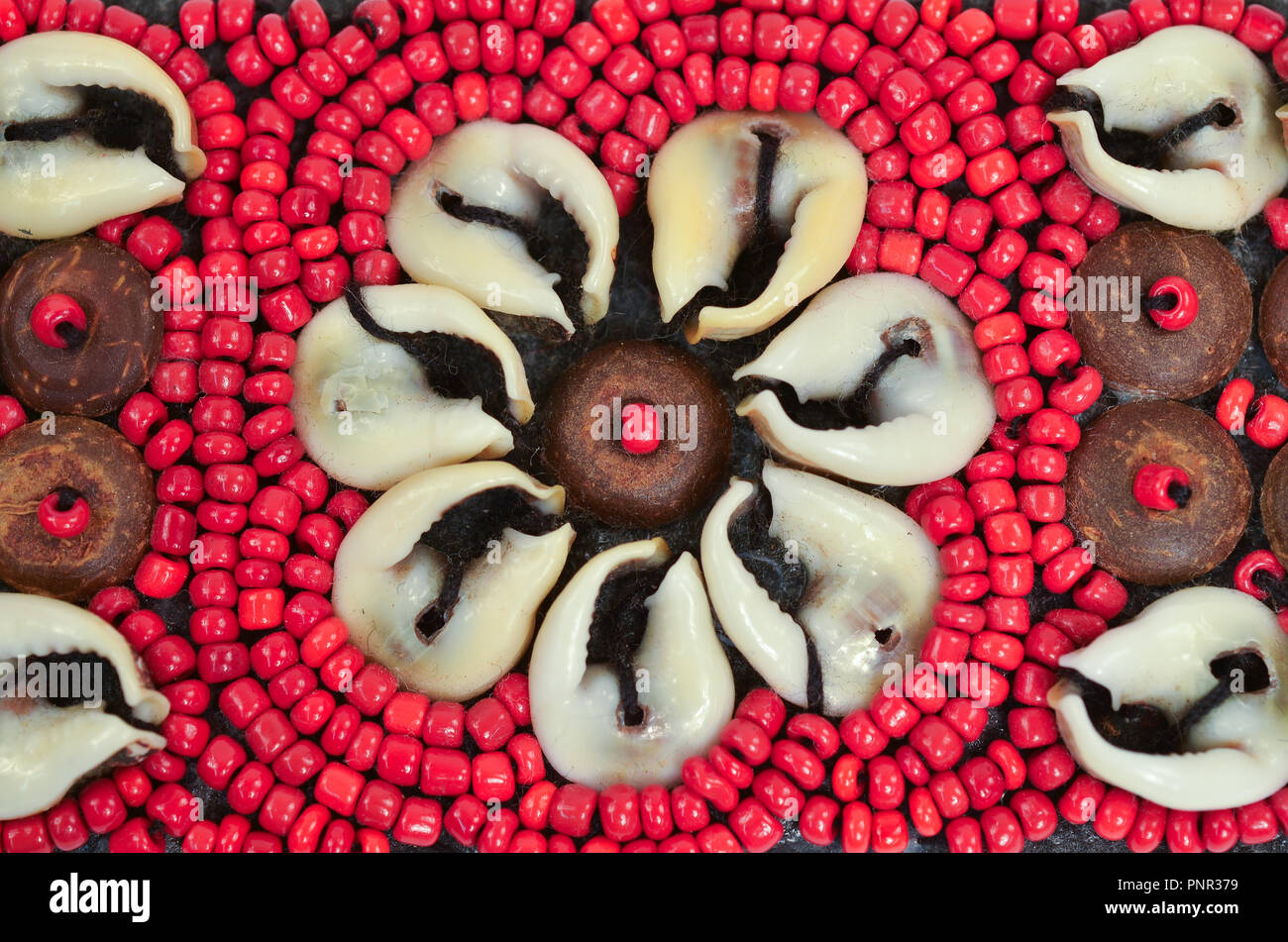 Extreme Close Up of Vintage Perle africaine et Shell ceinture. Banque D'Images