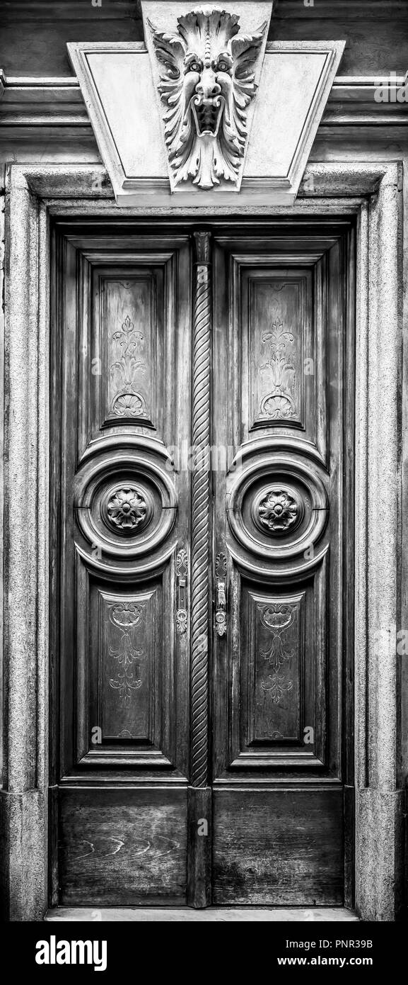 L'Italie, de Turin. Cette ville est célèbre pour être un coin de deux triangles magiques. Cette ancienne porte a été gardée par une gargouille au cours des cent dernières années. Banque D'Images