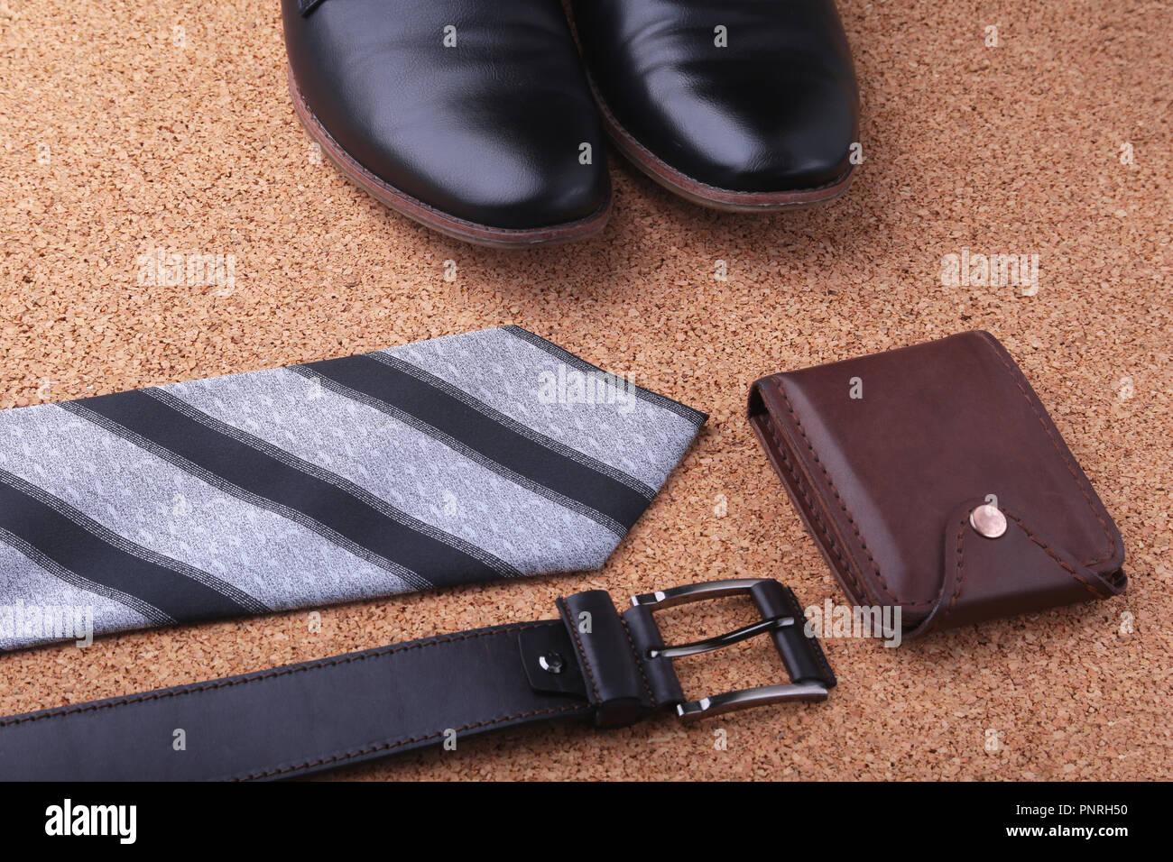 Gadgets et accessoires pour hommes sur fond de bois clair. Les hommes à la  mode, porte-monnaie, ceinture, briquet, stylo et flasque en acier  inoxydable Photo Stock - Alamy