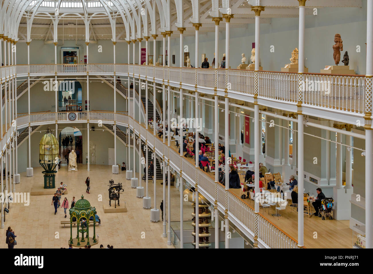 Edimbourg ECOSSE MUSÉE NATIONAL D'ÉCOSSE avec l'intérieur d'un balcon et d'une cafétéria Banque D'Images