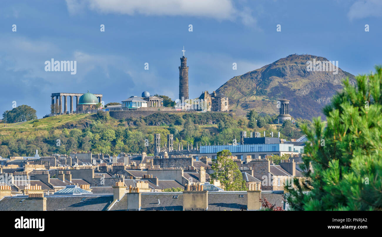 Edimbourg en Ecosse SUR LA VILLE DE CALTON HILL AVEC NELSONS MONUMENT NATIONAL MONUMENT ET ARTHURS SEAT Banque D'Images
