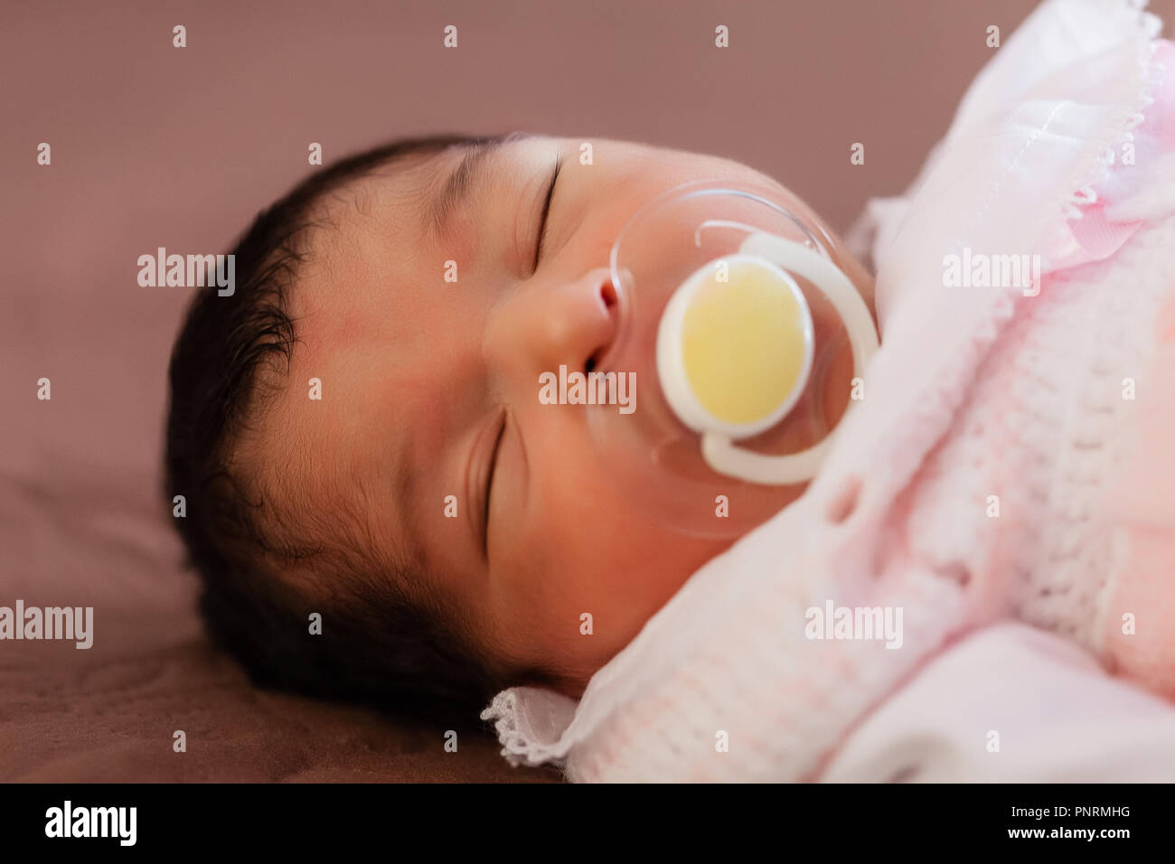 Close Up Portrait Of A Cute Deux Semaines Naissance Bebe Fille Portant Des Vetements En Tricot Rose Tendre Dormir Paisiblement Avec Une Tetine Sucette Ou Factice Aka Photo Stock Alamy