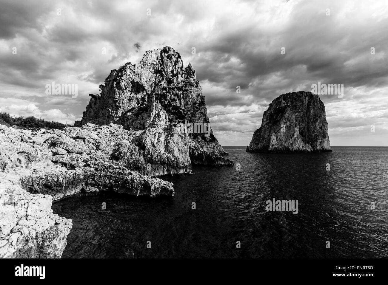 Voir l'île de Capri (Italie), avec Faraglioni Banque D'Images