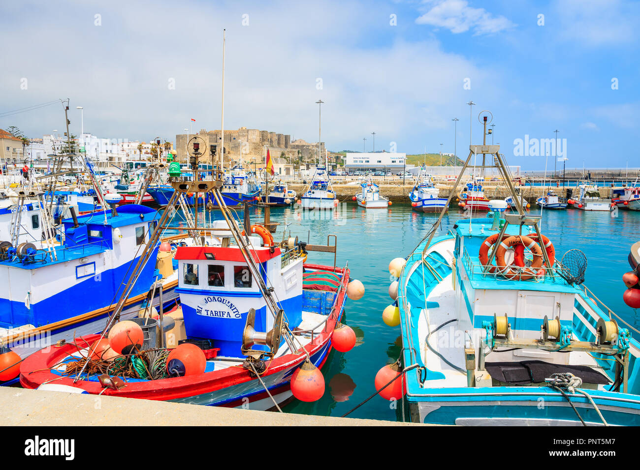 PORT DE Tarifa, Espagne - 8 mai 2018 : les bateaux de pêche s'ancrant dans  ville côtière de Tarifa sur la Costa de Sol. L'Espagne est le deuxième pays  le plus visité
