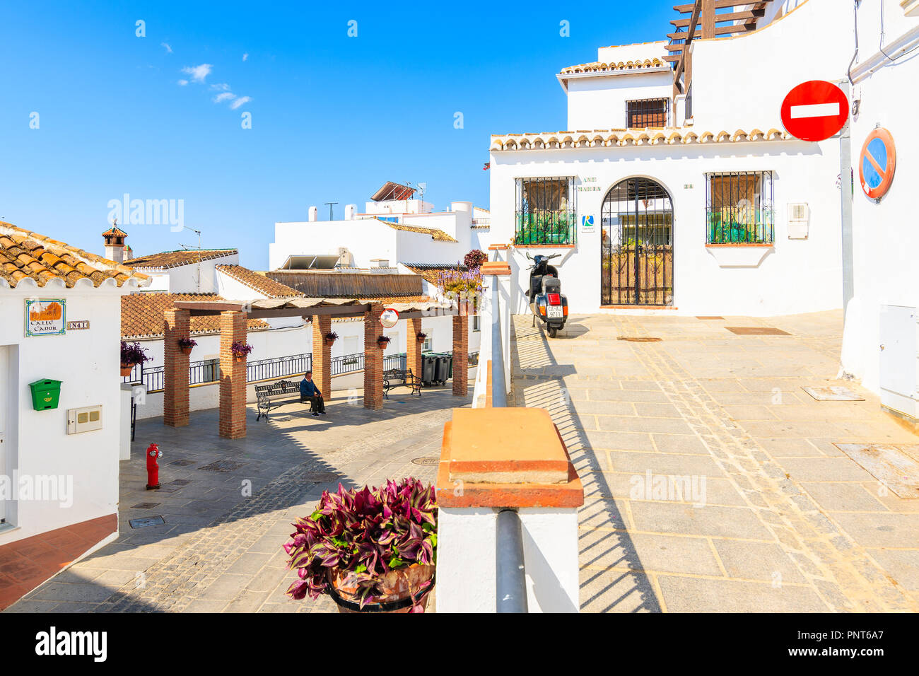 Ville de Mijas, ESPAGNE - 9 mai 2018 : Rue de maisons blanches dans le pittoresque village de Mijas, l'Andalousie. L'Espagne est le deuxième pays le plus visité par les touristes Banque D'Images