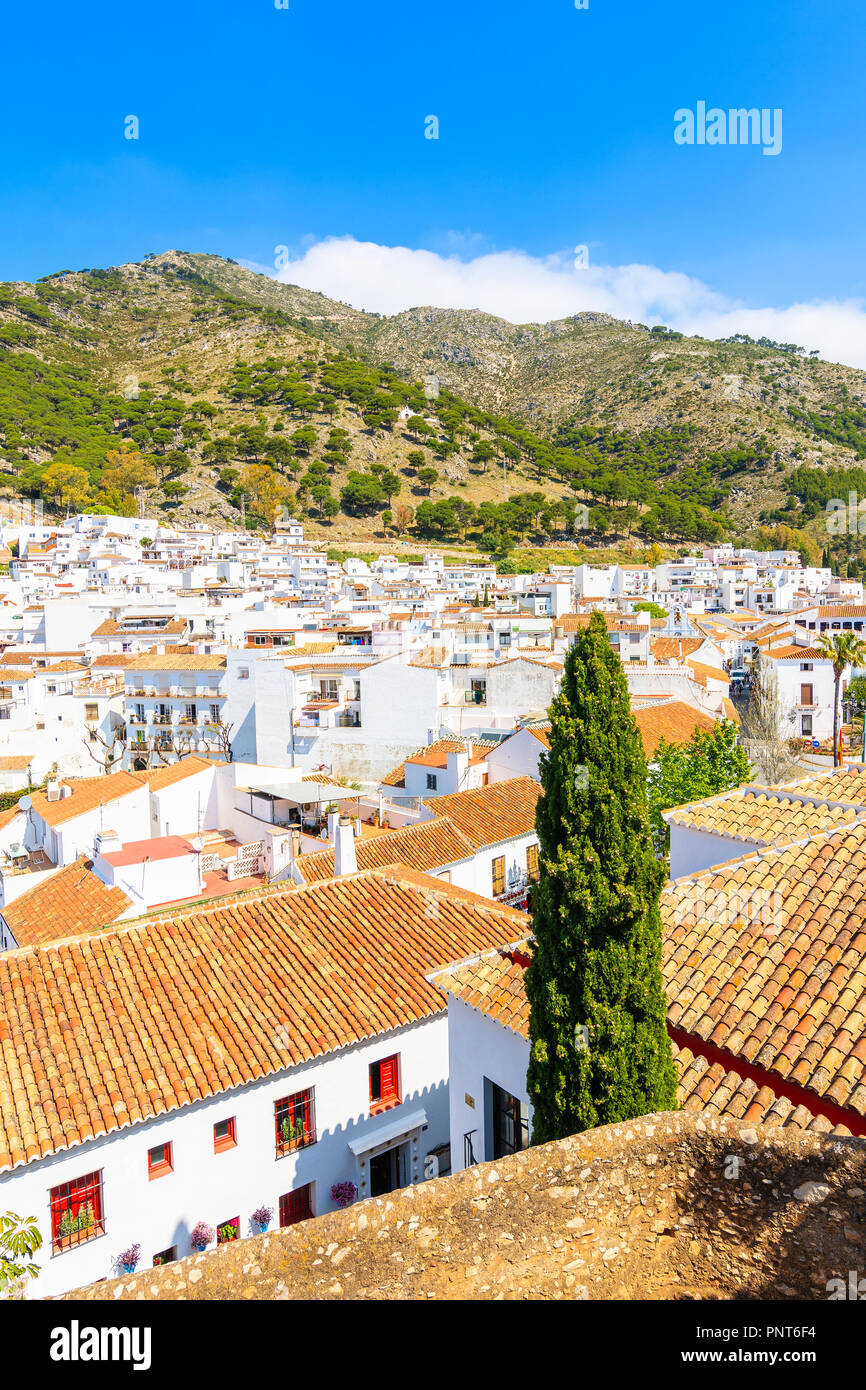 Avis de maisons blanches dans la vallée de montagne dans le pittoresque village de Mijas, Andalousie, Espagne Banque D'Images