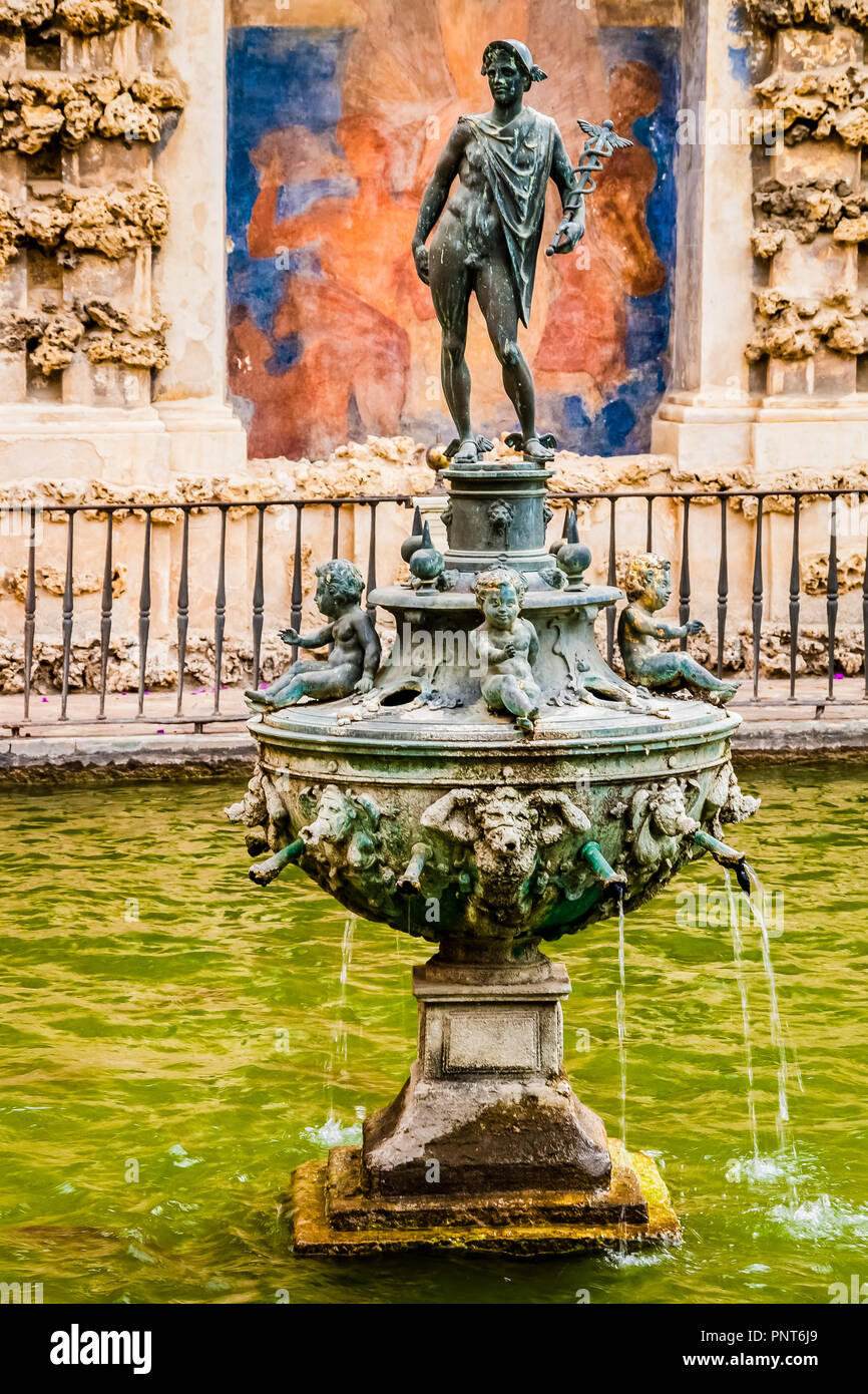 Fontaine de mercure dans les motifs de la Reales Alcazares, Séville, Espagne. Banque D'Images
