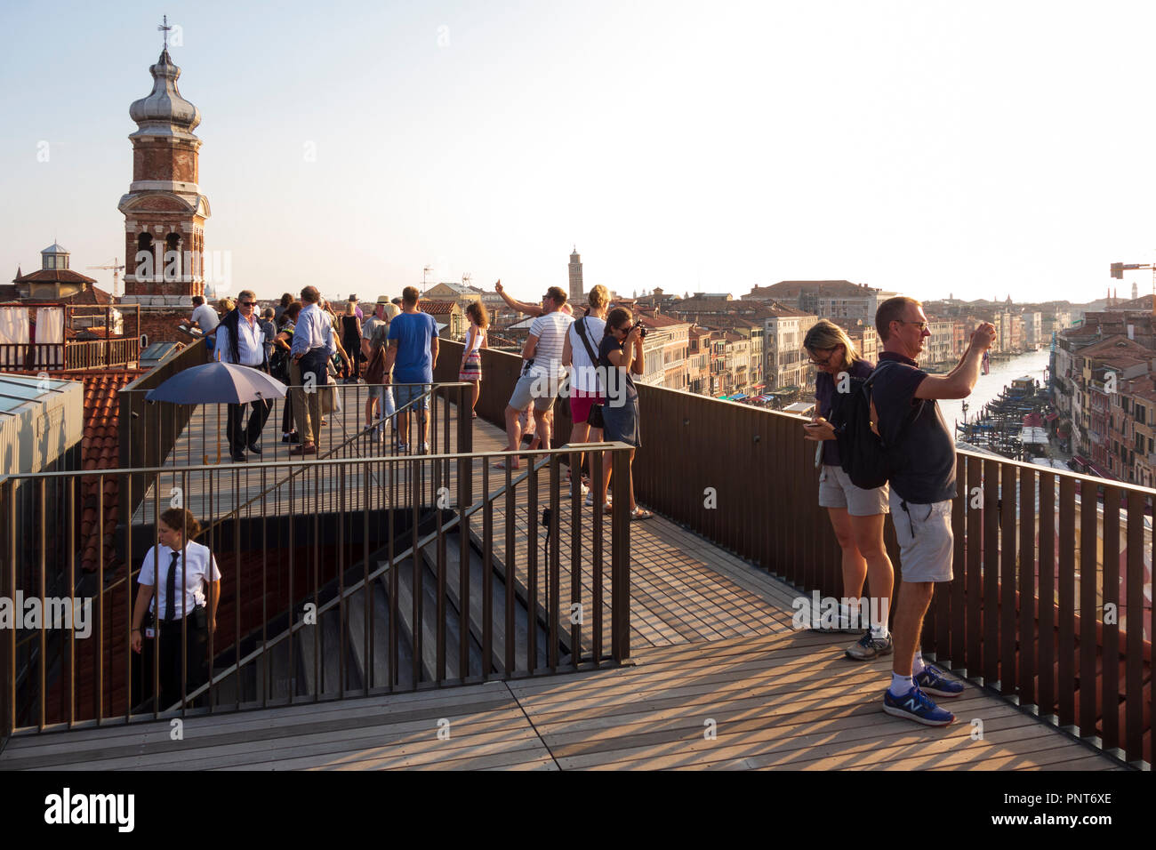 La terrasse du T Fondaco dei Tedeschi par DFS department store, où les touristes peuvent profiter d'une vue panoramique de Venise, Italie Banque D'Images