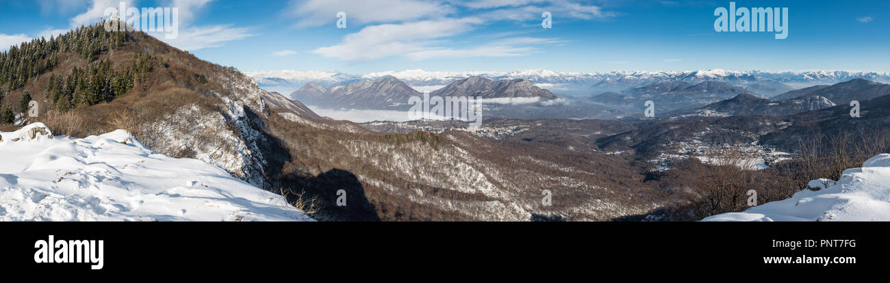 Vue du Campo dei Fiori de Varese, avec ci-dessous, Brinzio Valcuvia, Lac Majeur. Dans l'arrière-plan les Alpes. Varese, Italie Banque D'Images