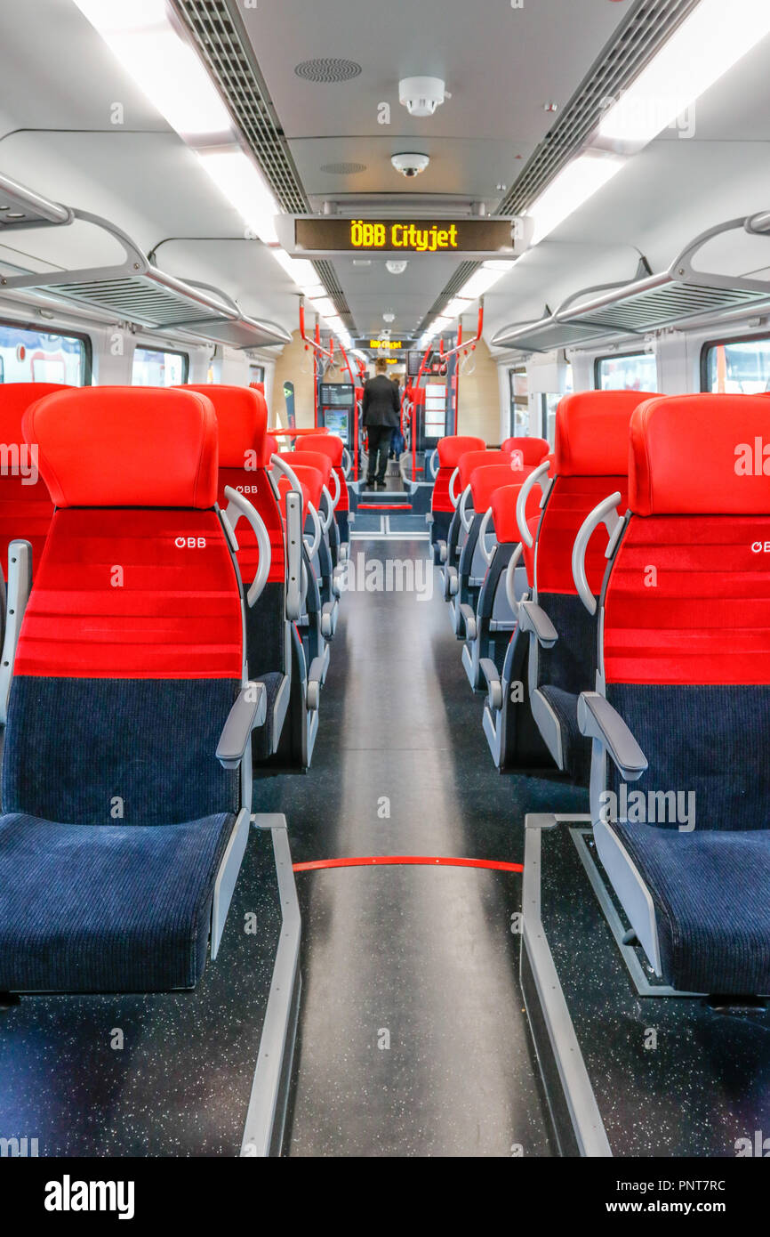 La première nouvelle génération 21 …BB Cityjets doivent être déployés dans le Vorarlberg à compter de 2019. Tirol a également fait de même avec 25 …BB Cityjets 3 talents commandé en juillet 2018, la première de ce qui devrait être sur les rails à partir de 2020. Tous les véhicules en Autriche et l'Allemagne recevra l'inscription sans restriction, avec six des 25 véhicules au Tyrol également enregistrés en Italie, de sorte que le trafic transfrontalier dans le Tyrol du Sud ne sera possible sans changer de train au col du Brenner. Fini le premier train est présenté en association avec le fabricant Bombardier Transport au salon InnoTrans Ð l'intern Banque D'Images