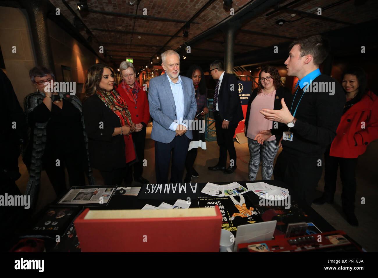 Leader du travail Jeremy Corbyn (centre), s'intéresse à des expositions au Musée International de l'esclavage au Royal Albert Dock, Liverpool, comme il arrive dans la ville pour sa conférence annuelle du parti. Banque D'Images