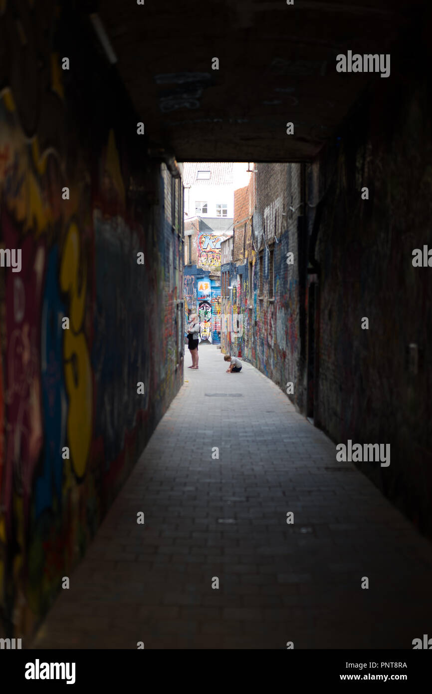 Enfant dans une ruelle Banque de photographies et d’images à haute ...