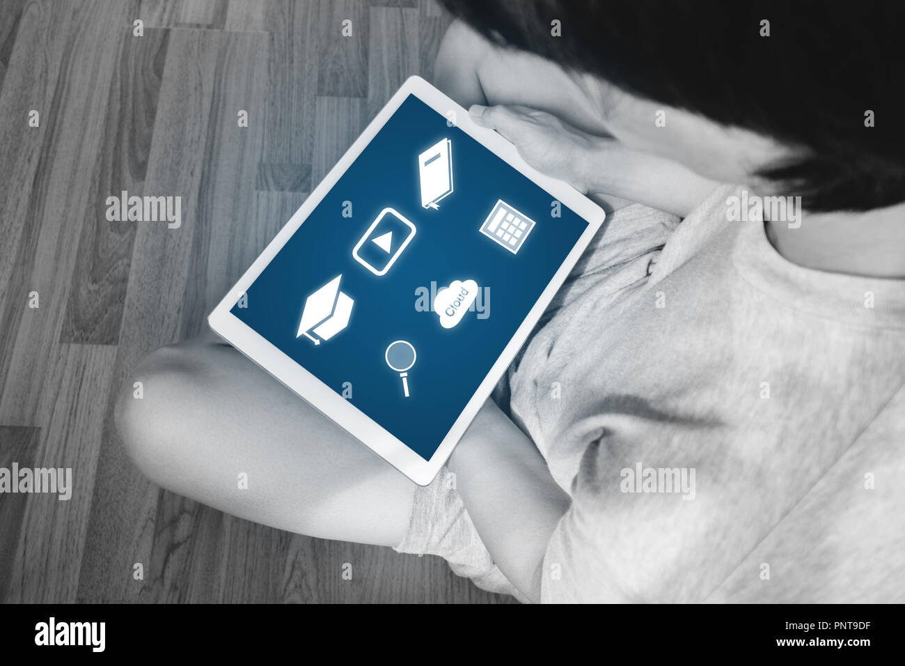 Médias en ligne et des méthodes d'application sur tablette numérique. un homme en utilisant les médias en ligne application sur tablette numérique Banque D'Images