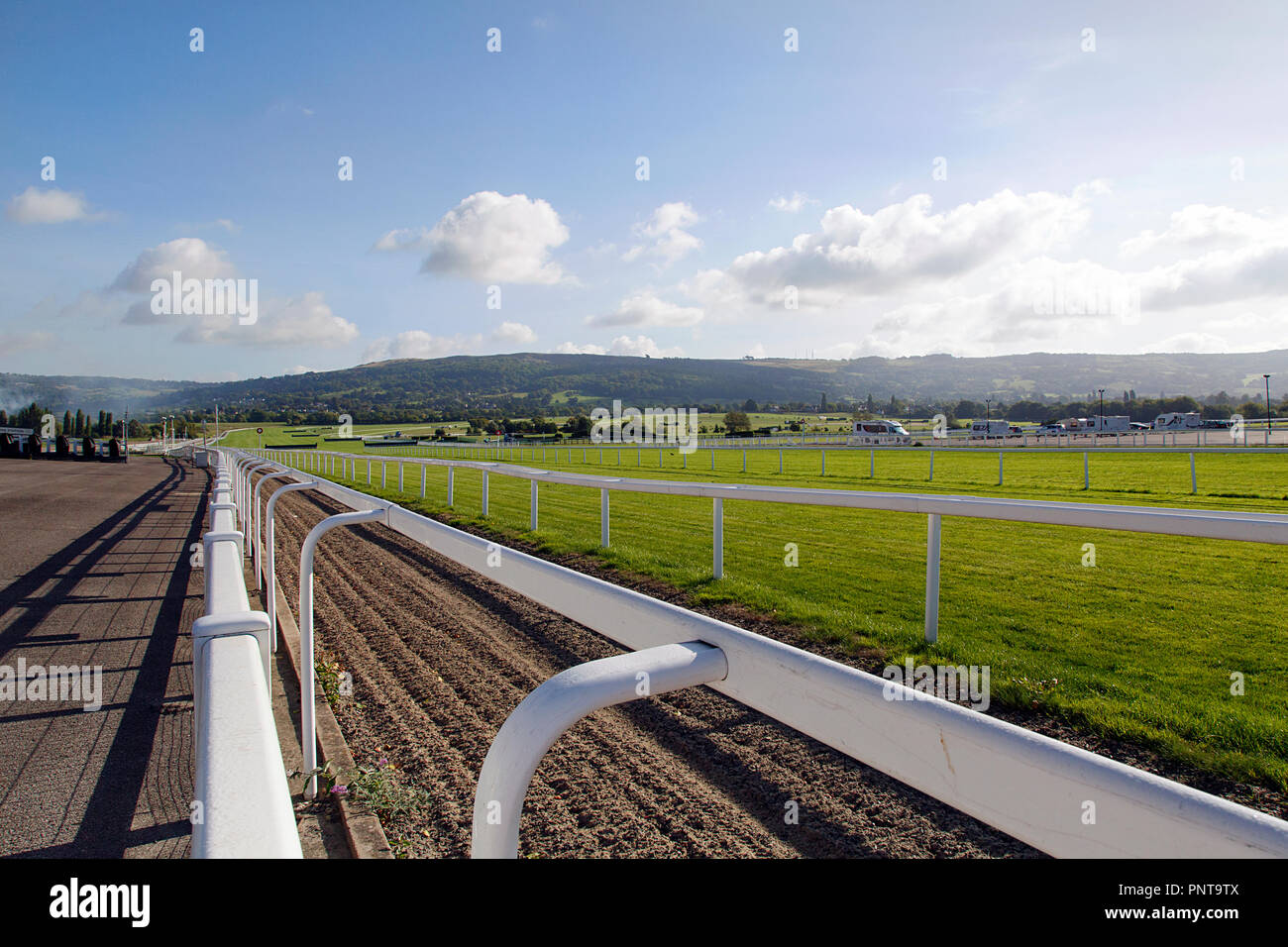 Cheltenham, UK : 15 Septembre 2018 : l'Hippodrome de Cheltenham à la formation au cours de la course des chevaux sur les barrières de sécurité. Banque D'Images