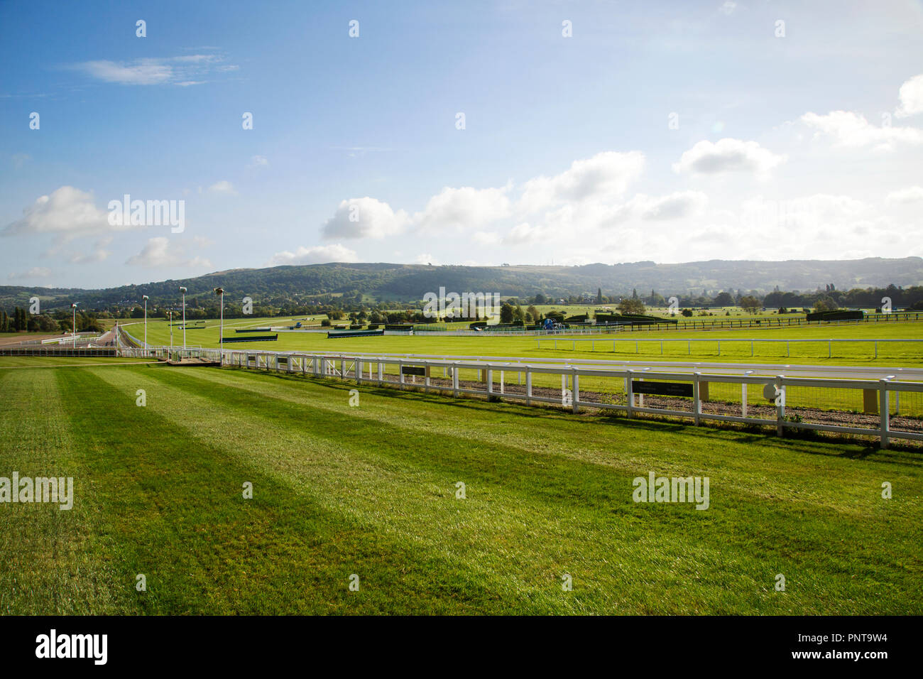 Cheltenham, UK : 15 Septembre 2018 : l'Hippodrome de Cheltenham à la formation au cours de la course des chevaux sur les barrières de sécurité. Banque D'Images