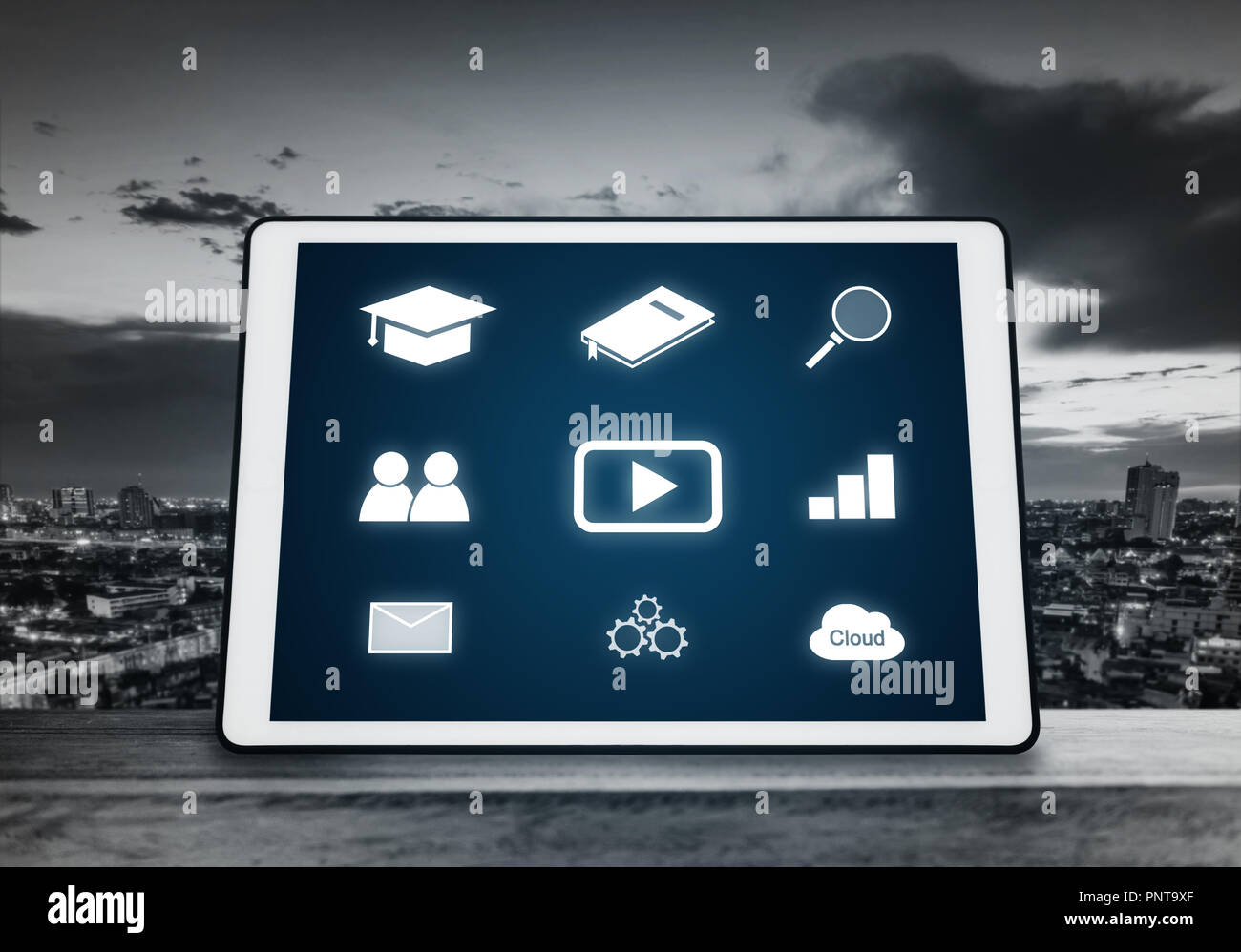 Les médias en ligne sur tablette numérique, appareil sur table en bois. Médias et technologies de l'application en ligne Banque D'Images