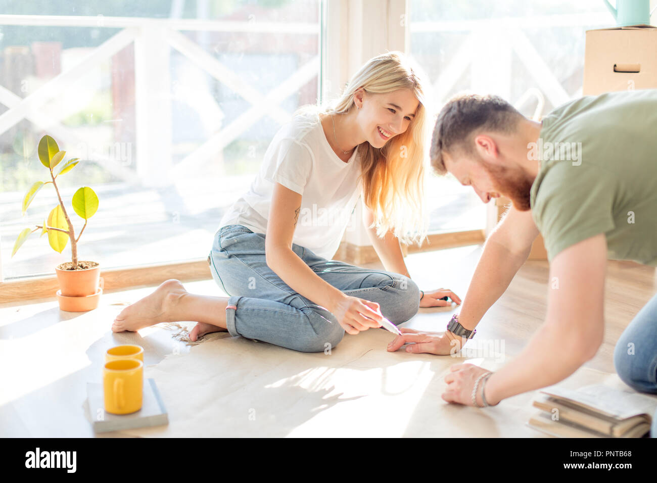 Couple à la recherche de modèles qu'ils nouvelle maison. Design d'intérieur Planification Banque D'Images