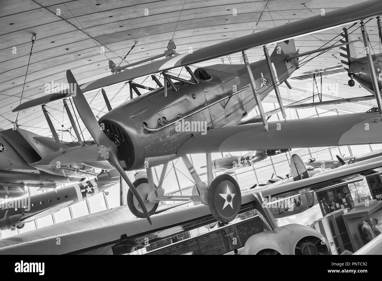 Mélange d'avion militaire britannique et américaine sur l'affichage à Duxford Museum Banque D'Images