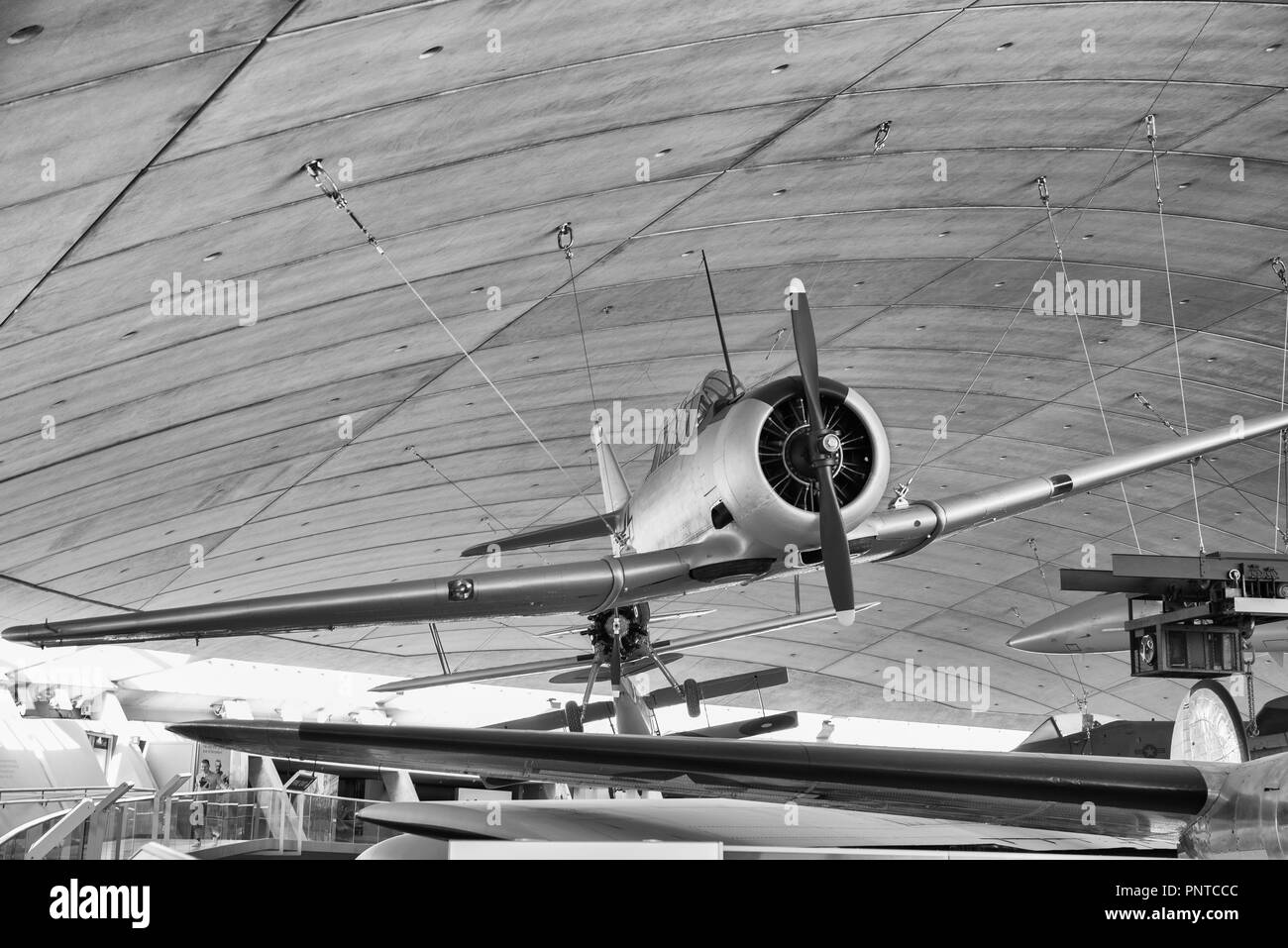 Mélange d'avion militaire britannique et américaine sur l'affichage à Duxford Museum Banque D'Images