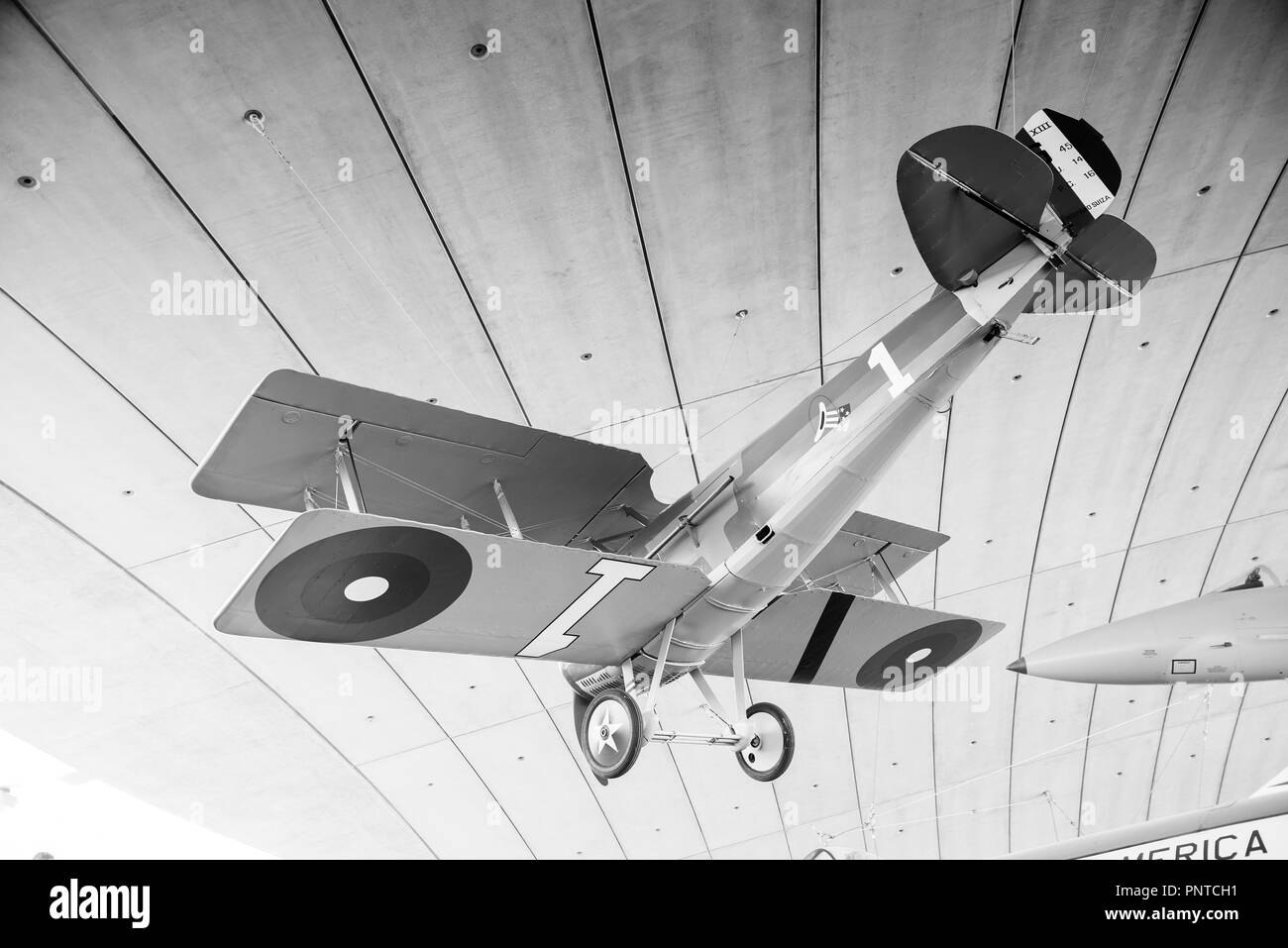 Mélange d'avion militaire britannique et américaine sur l'affichage à Duxford Museum Banque D'Images