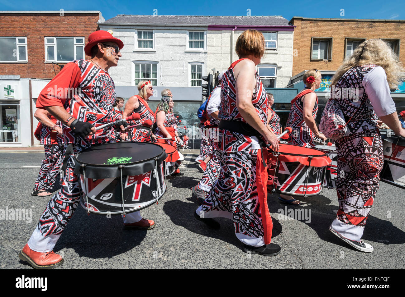 Abergele Carnival Batala Samba band 14 juillet 2018 sur la côte nord du Pays de Galles Banque D'Images