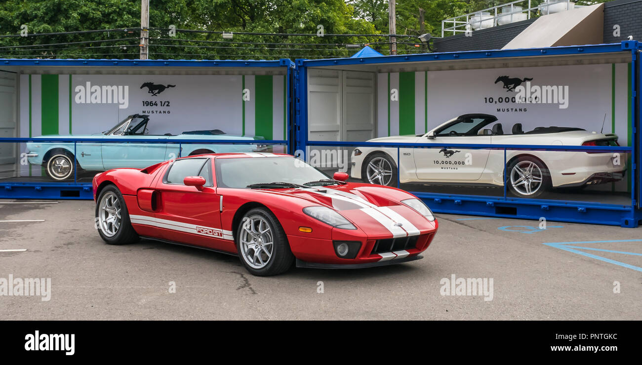 ROYAL OAK, MI/USA - 17 août 2018 : UN 2005 Ford GT, la première (# 1) 1964 Mustang 1/2 et le 10 millionième Mustang autos à la Woodward Dream Cruise. Banque D'Images