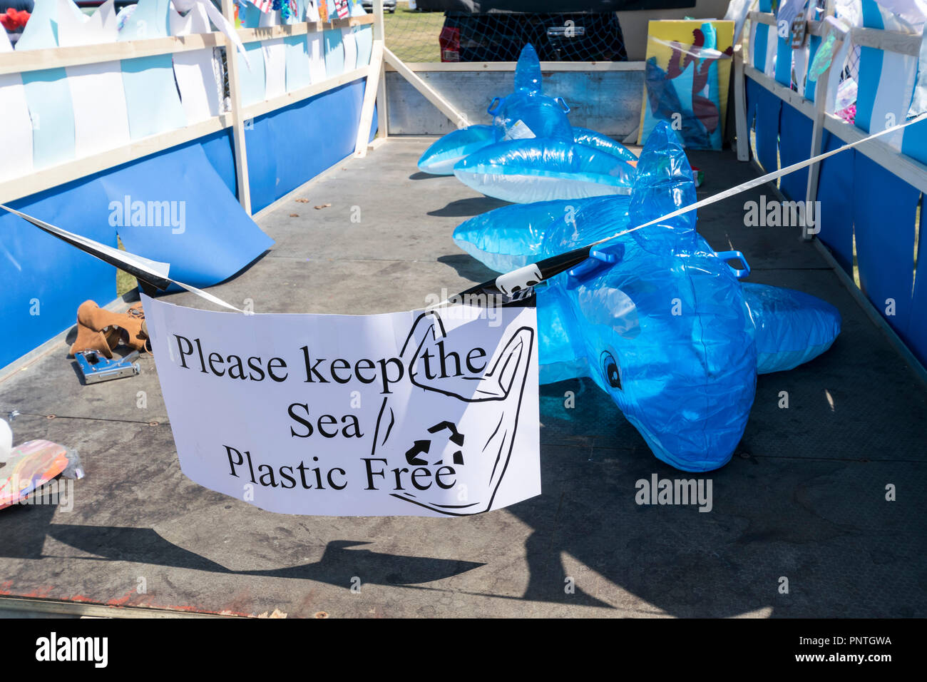 Abergele Carnival et sort le 14 juillet 2018 sur la côte nord du Pays de Galles de l'environnement afficher float Banque D'Images