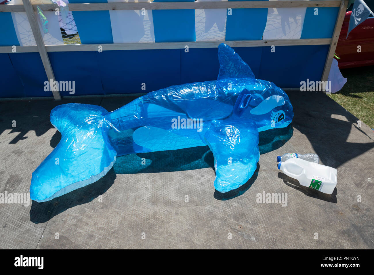 Abergele Carnival et sort le 14 juillet 2018 sur la côte nord du Pays de Galles de l'environnement afficher float Banque D'Images