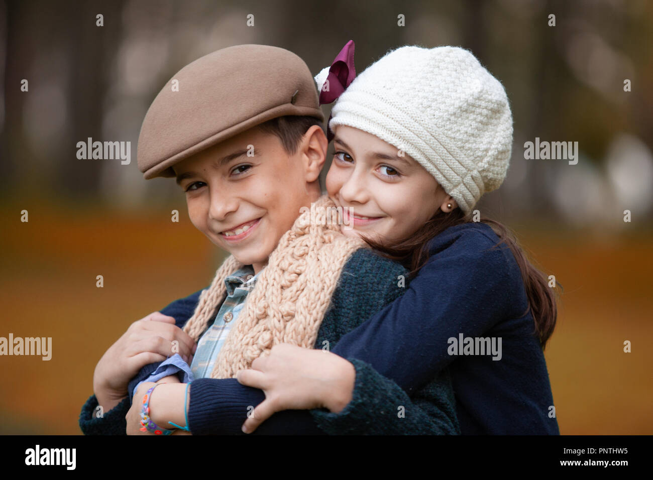 Couple d'enfants souriants et portant une casquette chaque Photo Stock -  Alamy