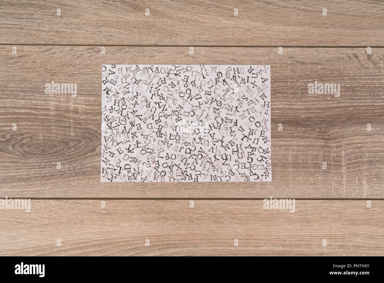 Une feuille de papier avec les lettres de l'alphabet au hasard arrangé Banque D'Images