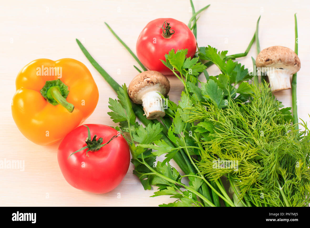 Ensemble de bons produits naturels avec des poivrons, tomates, champignons, l'oignon, l'aneth et le persil sur la table Banque D'Images