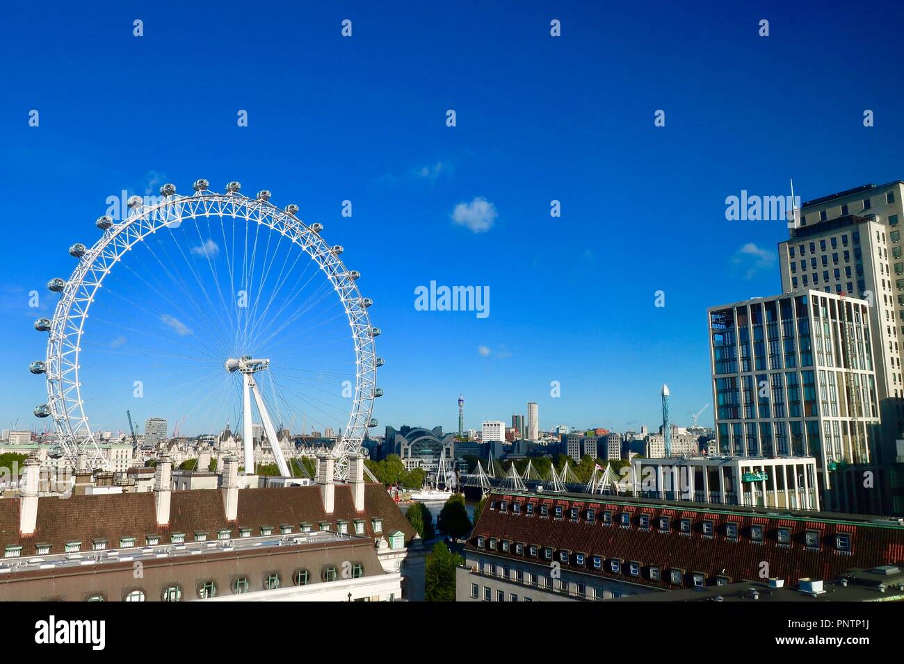 Londres, Royaume-Uni, septembre 2018. La grande roue London Eye / vu sur les toits de County Hall. Banque D'Images