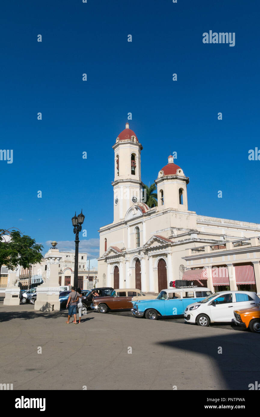 CIENFUEGOS, CUBA - 3 janvier 2017 : voitures anciennes à Jose Marti Park, la place principale de Cienfuegos, en face de la Purisima Concepcion cathédrale. Cie Banque D'Images