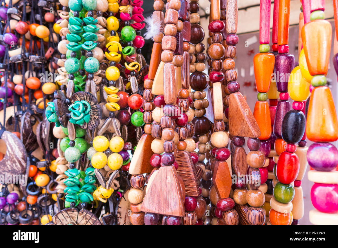 Souvenirs cubaine : collier de graines. Populaire dans les comptes cubains,  organique bijoux fabriqués à partir de graines des Caraïbes. Marché de rue  Ville de Cienfuegos, Cuba Photo Stock - Alamy