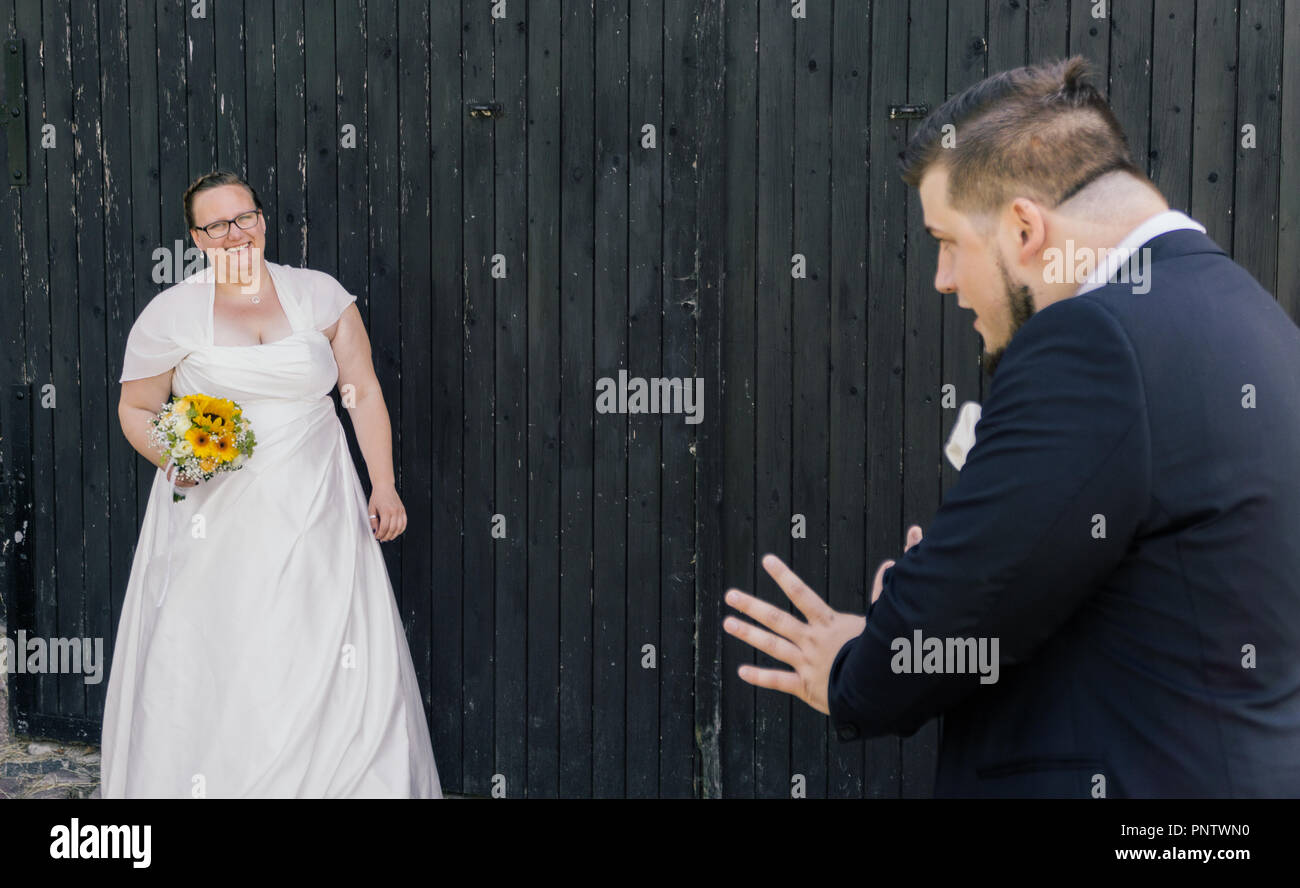 Mariée est maintenant un bouquet de fleurs de la mariée, est en attente d'attraper le bouquet Banque D'Images