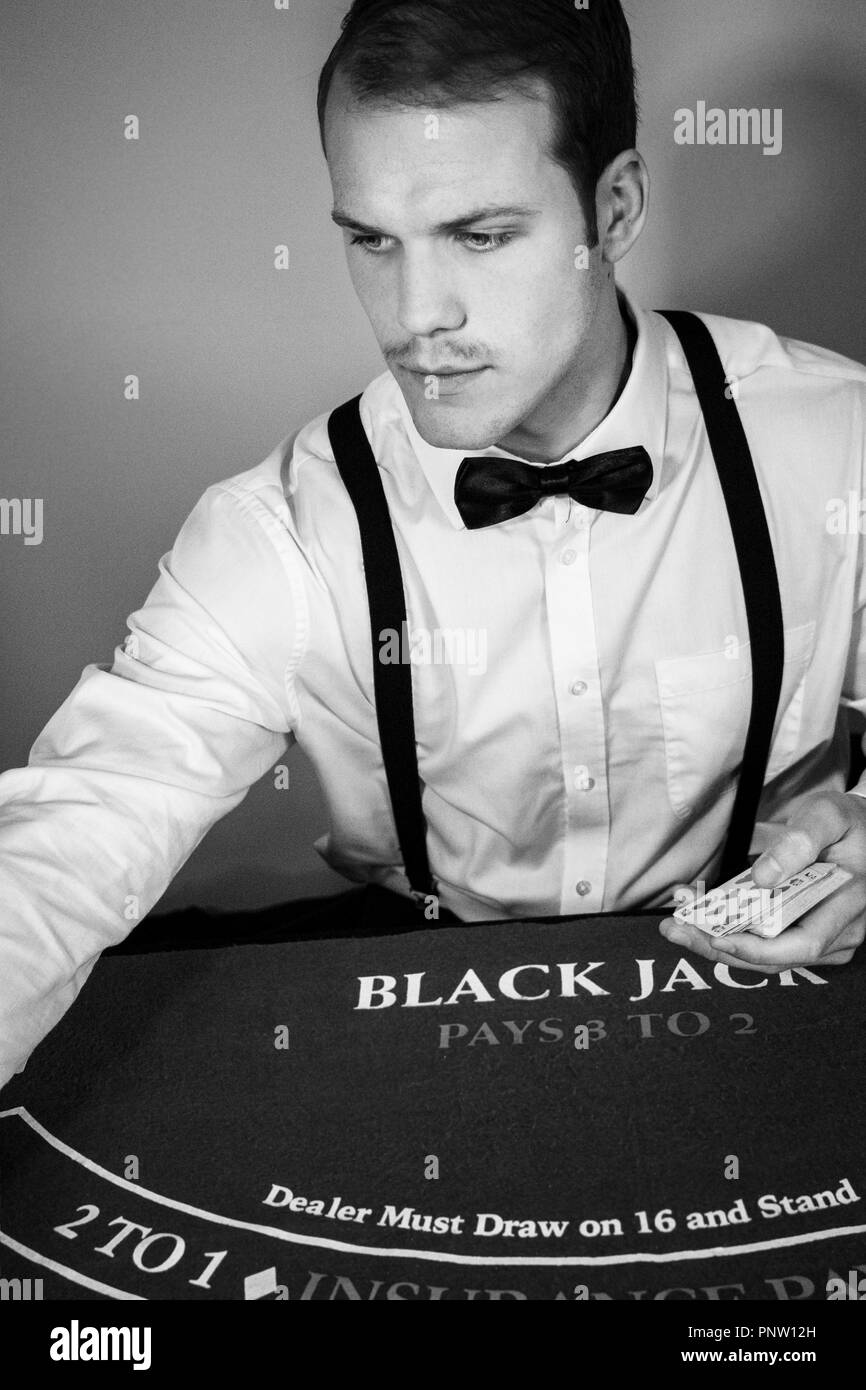 Beau mâle croupier avec moustache à table de blackjack casino de cartes Affaires Banque D'Images