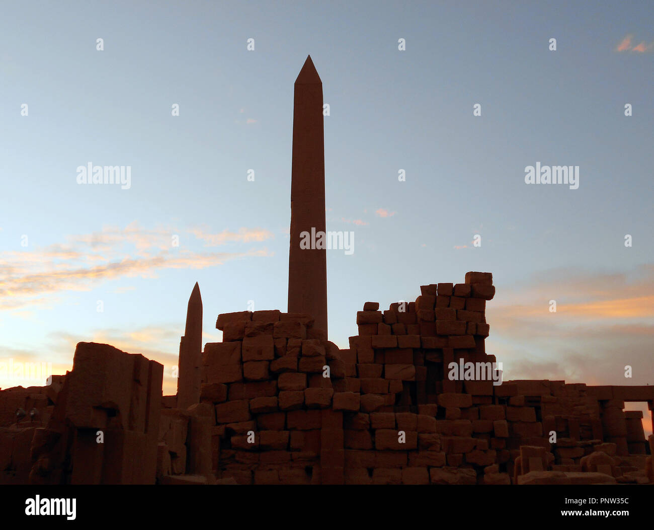 Deux obélisques sont découpé sur un ciel du soir à un ancien site historique en Egypte. Banque D'Images
