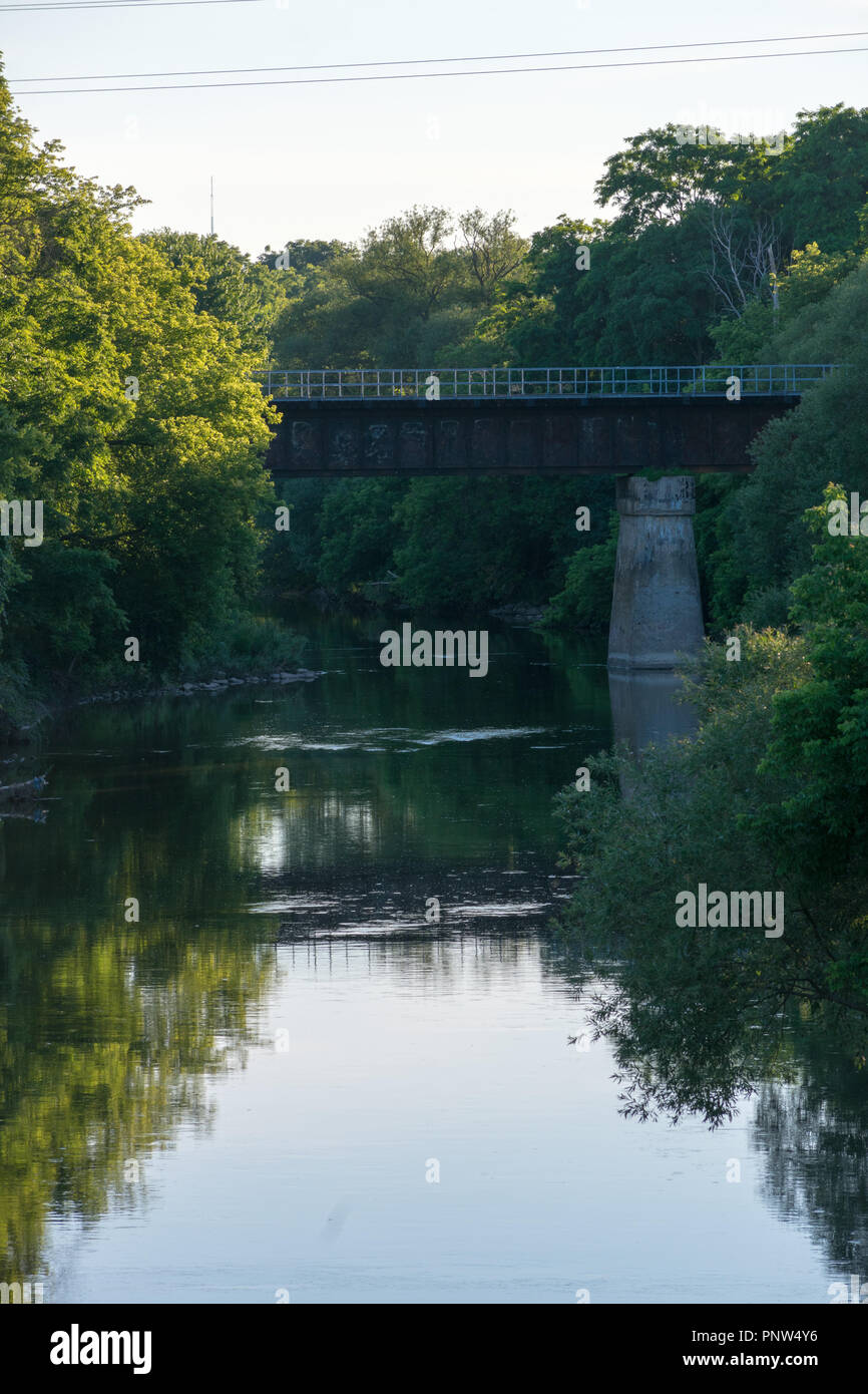 Une belle rivière qui coule tranquille comme un pont monte la garde Banque D'Images