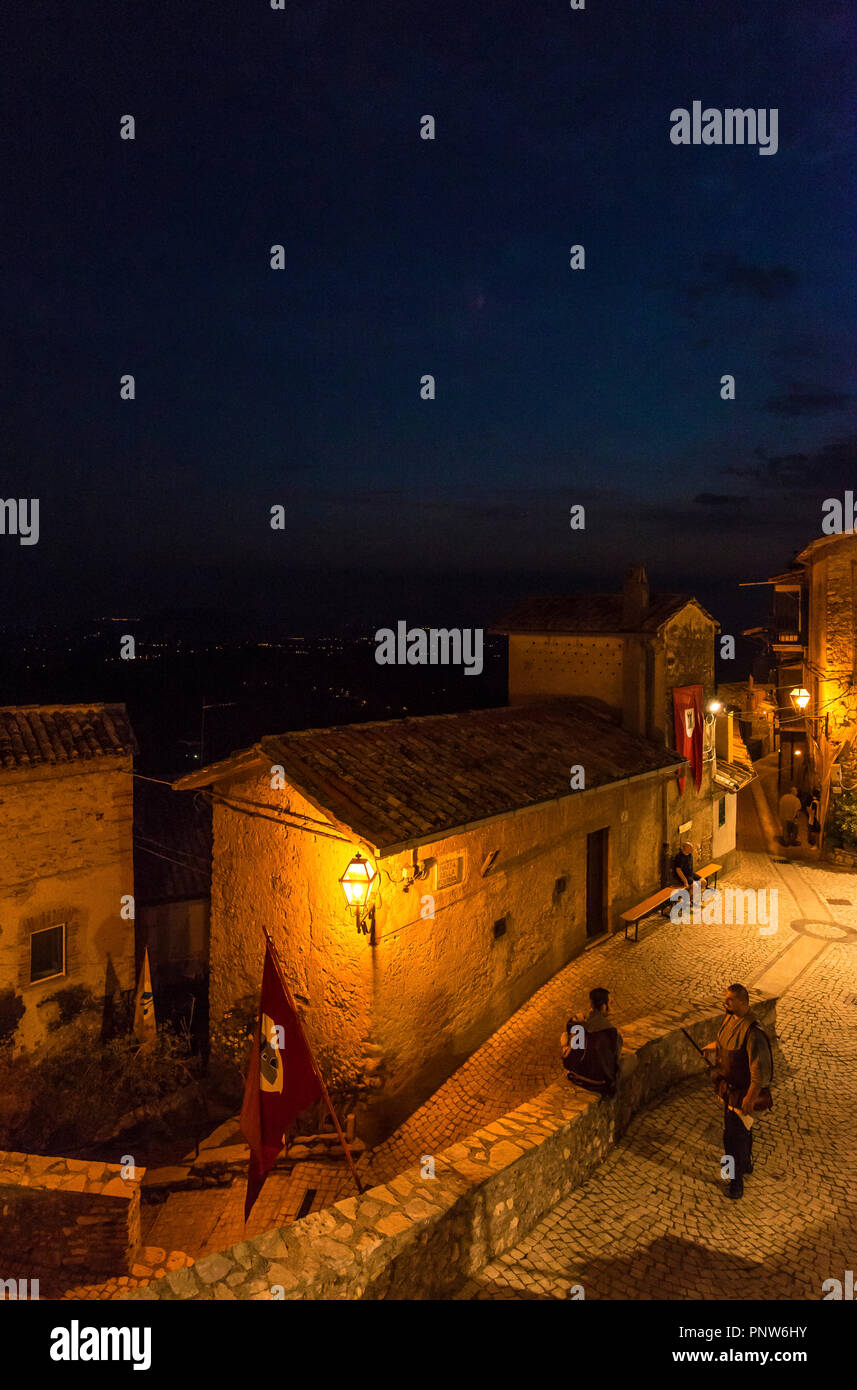 Roccantica (Rieti, Italie) - Une belle et charmante ville médiévale dans la région de Sabina, avec paysage évocateur sur la vallée du Tibre, Italie centrale Banque D'Images